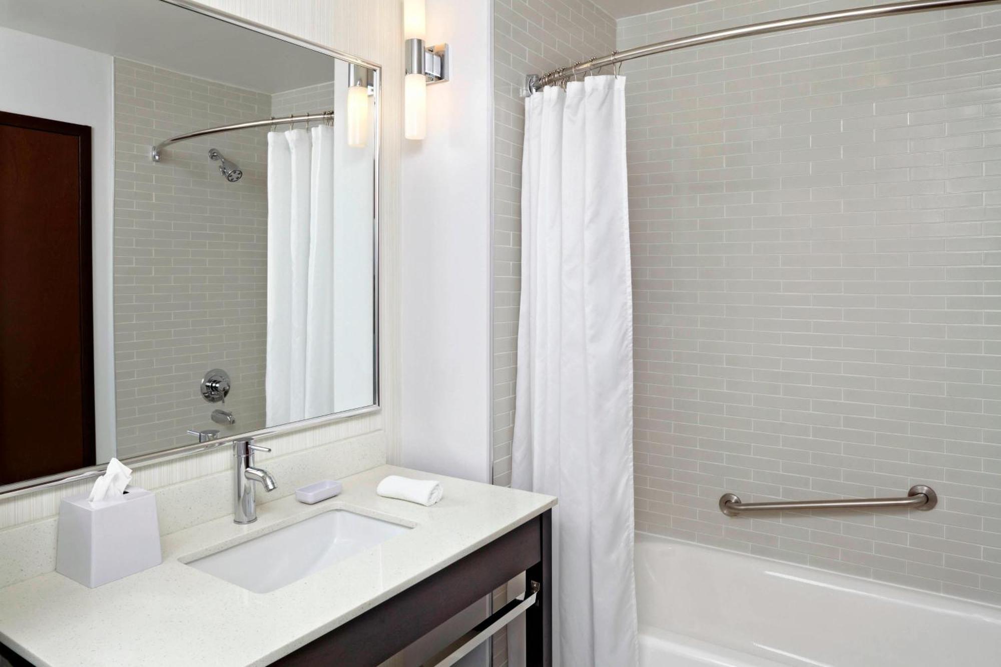 Four Points By Sheraton Edmonton Gateway Экстерьер фото